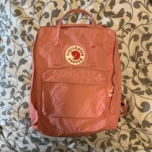 Classic Fjallraven Kanken in baby pink